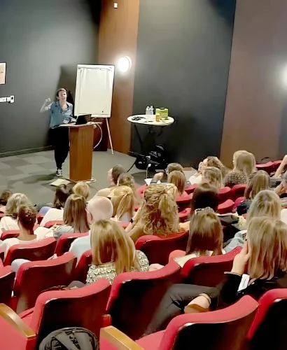 causerie devant un public sur les relations humaines et la communication