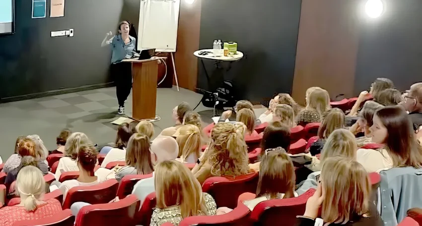 causerie devant un public sur les relations humaines et la communication
