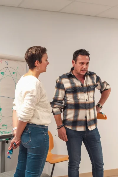 comédien jouant une scène pour illustrer une situation de communication professionnelle