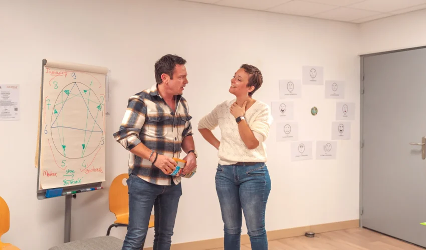 échange entre deux personnes lors d’un travail sur la communication professionnelle